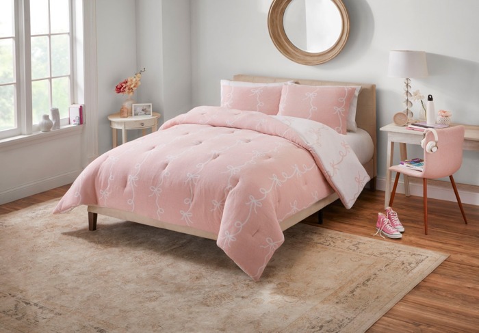 Pink bow comforter set